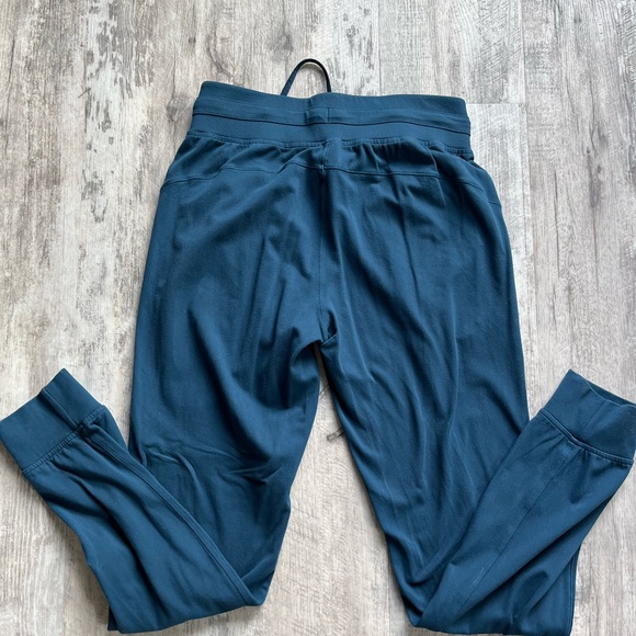Lululemon ❤️🎄 jogger in Night Diver - Picture 5 of 7